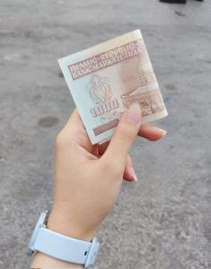 تو خیابون نزدیک بود برم زیر ماشین ولی خدا رحم کرد