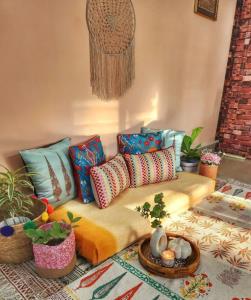 هر صبح غم‌هایت را
از پنجره 👇🏻👇🏻