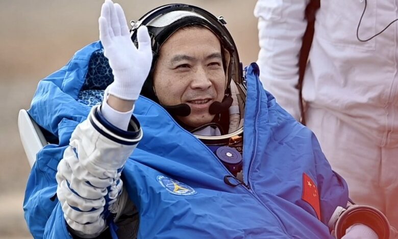 فضانوردان چینی سالم و با موفقیت به زمین بازگشتند