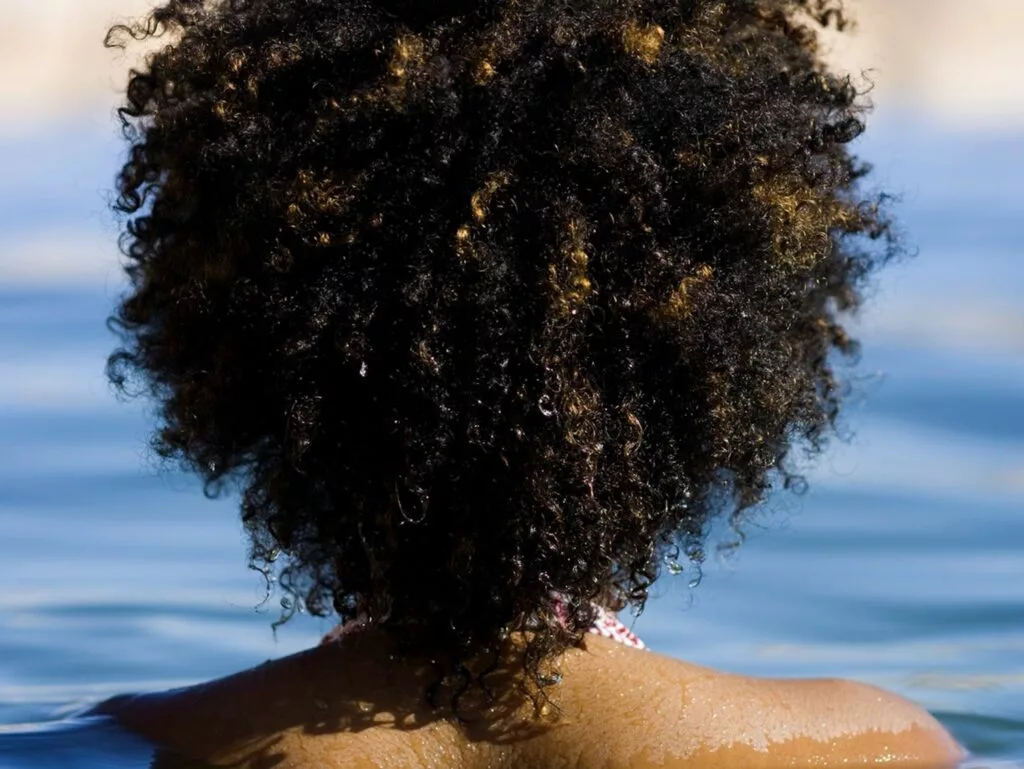 علم پاسخ می‌دهد: آیا موی فر یک مزیت تکاملی محسوب می‌شود؟