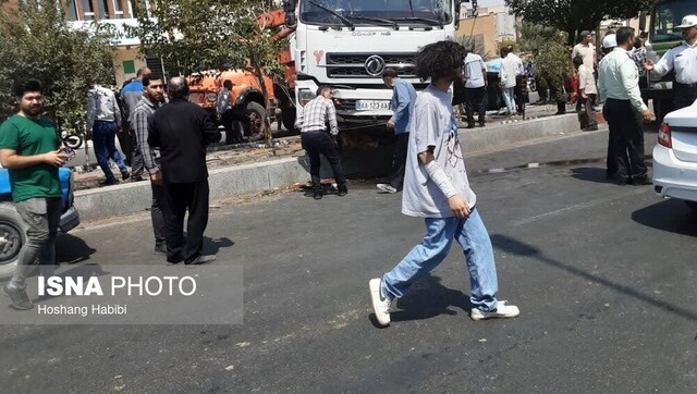 نجات معجزه آسا از زیر تریلی + تصاویر