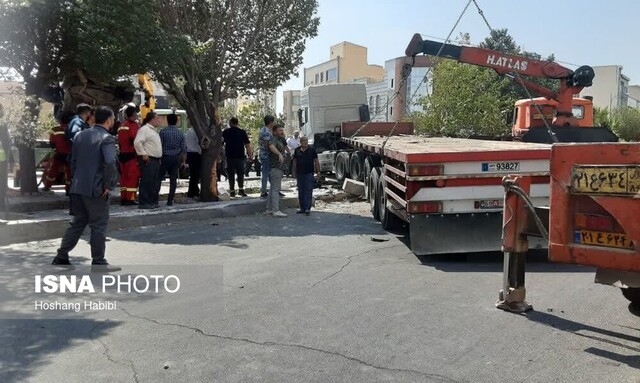 نجات معجزه آسا از زیر تریلی + تصاویر