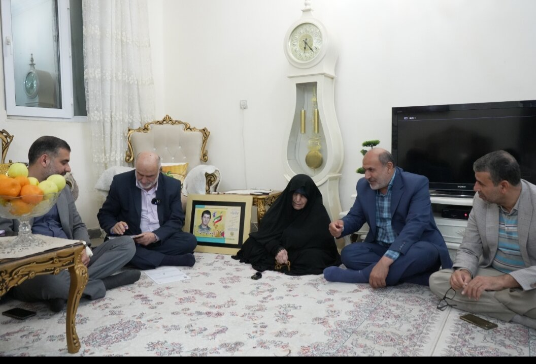 دیدار استاندار بوشهر با خانواده شهید علی بختیاری آزاد