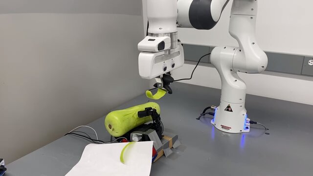 ابداع یک ربات آنچنان دقیق که می‌تواند میوه پوست بکند