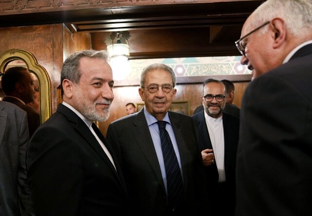 روایت الاهرام از دیدار عراقچی با وزیران خارجه پیشین مصر در رستوران «نجیب محفوظ»