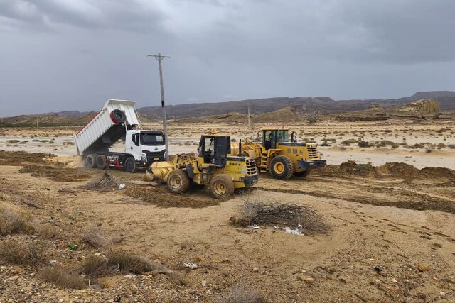 اختلال برق و آنتن&zwnj;دهی جاده گوران قشم در پی بارش شدید باران