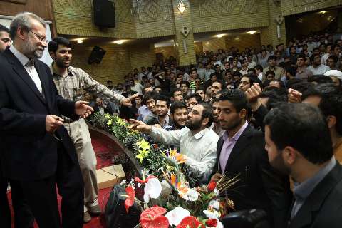 حاشیه‌های حضور لاریجانی در دانشگاه قم + عکس