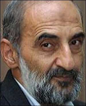 انتقاد حسین شریعتمداری از سوال نمایندگان از احمدی­نژاد 