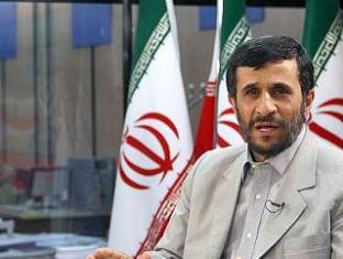 احمدی نژاد: راه حل ساخت ورزشگاه نقش جهان تزریق بودجه است