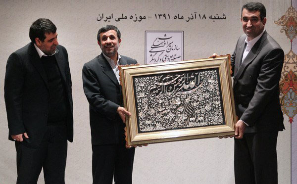 عکس/ هدیه احمدی نژاد به موسوی!
