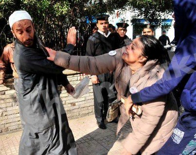 عکس / کتک کاری به خاطر قانون اساسی