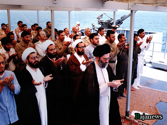 عکس/ نماز آیت ا... خامنه ای روی عرشه ناو جنگی