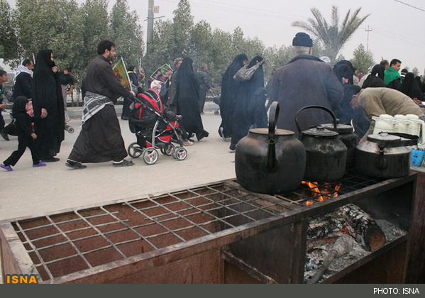 عکس/ پذیرایی با چایی از زائران