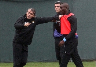 درگیری فیزیکی مانچینی با بالوتلی در تمرین منچسترسیتی 