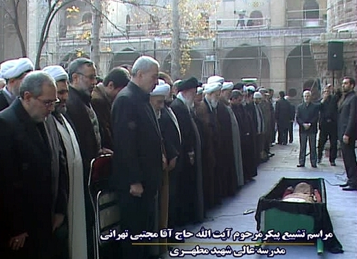 رهبر معظم انقلاب بر پیکر "آیت‌الله تهرانی" نماز خواندند/تشییع پیکر آیت‌الله تهرانی بر روی دستان مردم