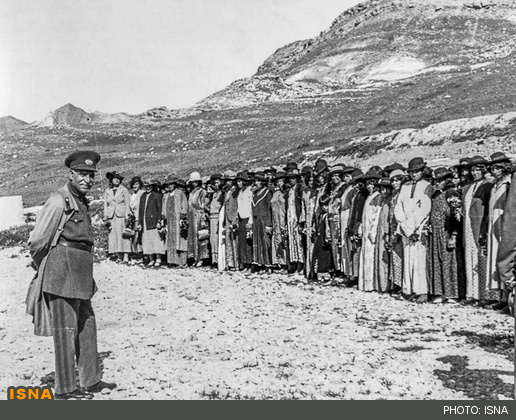 عکس/ رضا پهلوی در جمع زنان لر پس از کشف حجاب
