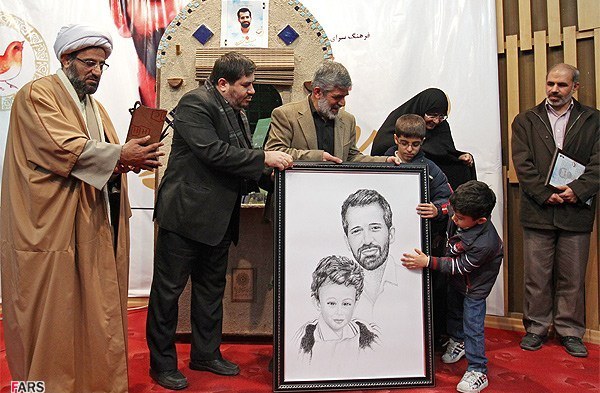 عکس / مراسم رونمایی از سه کتاب درباره شهید احمدی‌روشن
