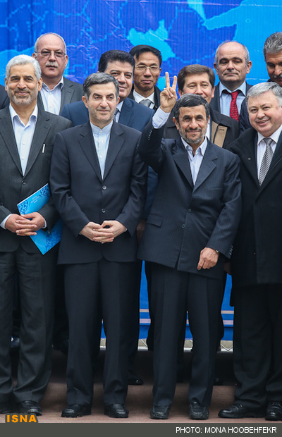 عکس/علامت پیروزی احمدی نژاد