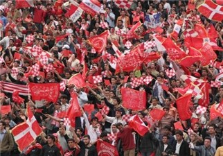حاشیه دیدار ذوب آهن - پرسپولیس/ شعار پرسپولیسی‌ها علیه سپاهان