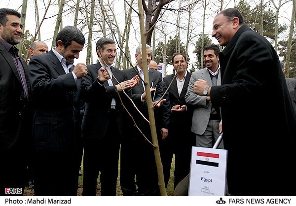 عکس/ تشویق احمدی نژاد!!