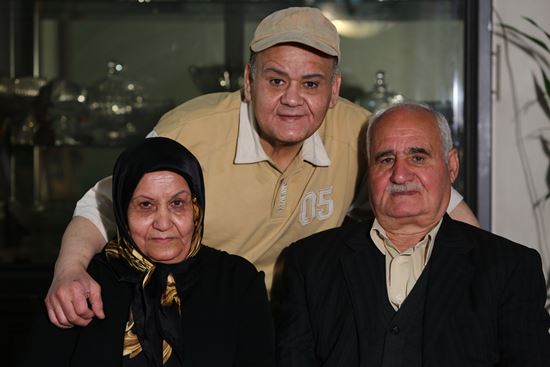 یک گفتگوی پرخاطره با اکبر عبدی به مناسبت روز مادر + تصویر اکبر عبدی و پدر و مادرش