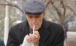 عضو جمعیت مبارزه با استعمال دخانیات: بازار ایران در شرایط تحریم مملو از سیگار آمریکایی/تعارف سیگار امر به منکر است