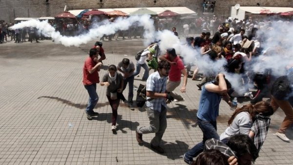 ترکیه در ششمین روز تظاهرات؛ از بازداشت کاربران توئیتر تا زیرگرفتن معترضان با خودرو پلیس