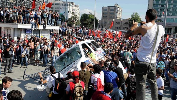 ترکیه در ششمین روز تظاهرات؛ از بازداشت کاربران توئیتر تا زیرگرفتن معترضان با خودرو پلیس