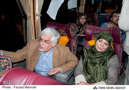 عکس/ عارف و همسرش در اتوبوس