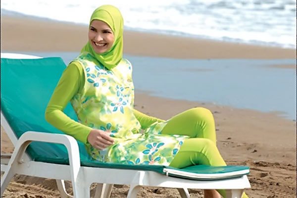 تبلیغ لباس شنای عفیفانه برای زنان آمریکایی و بحث‌هایی که برانگیخته است 