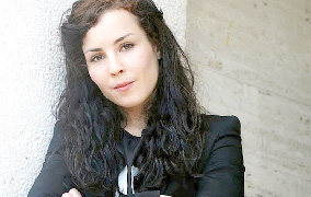 یک بازیگر و نقش هفت خواهر