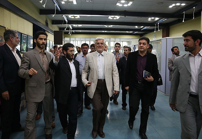 محمدرضا عارف برای دیدن یک مستند به کاخ جشنواره فجر آمد