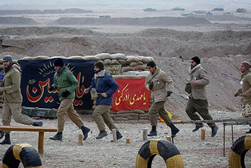 حسام الدین آشنا وشهاب مرادی به تماشای «معراجی‌ها» نشستند 