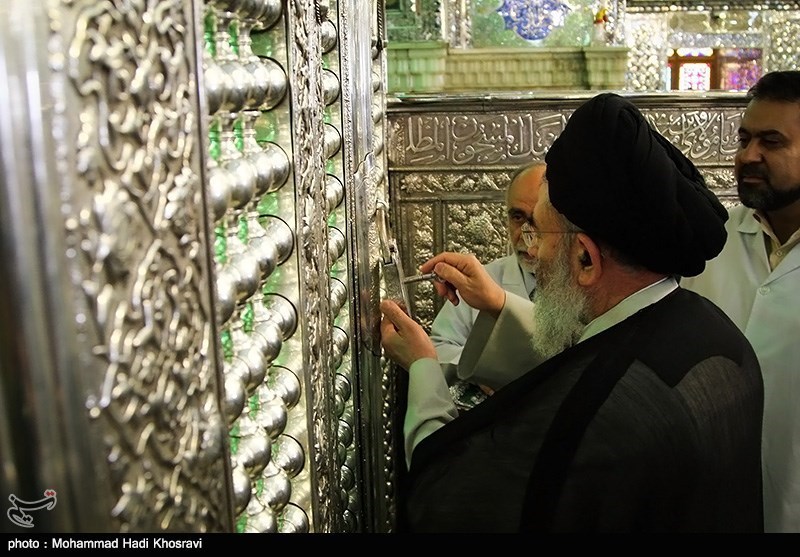 عکس/ غبار روبی آستان مقدس شاهچراغ