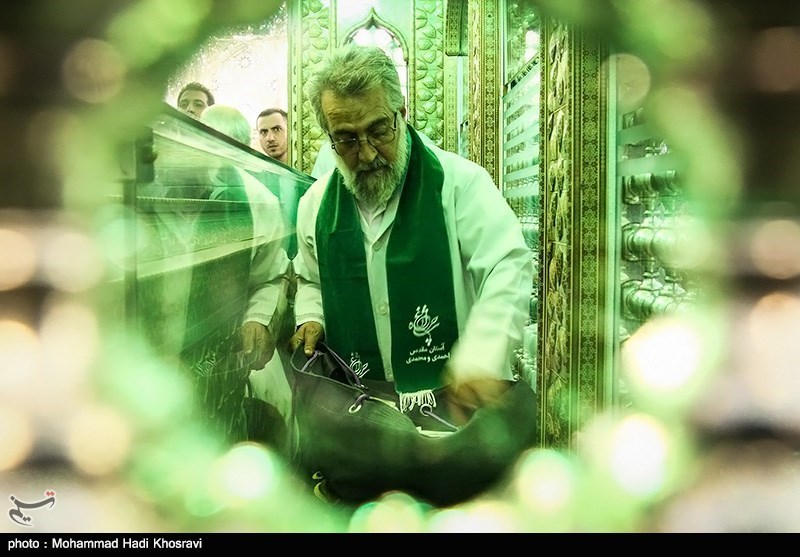 عکس/ غبار روبی آستان مقدس شاهچراغ
