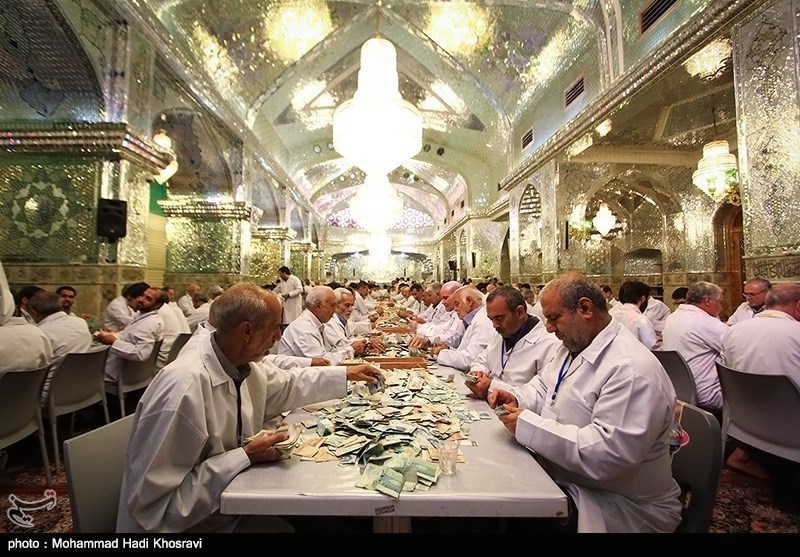 عکس/ غبار روبی آستان مقدس شاهچراغ