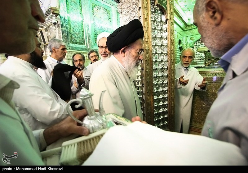 عکس/ غبار روبی آستان مقدس شاهچراغ