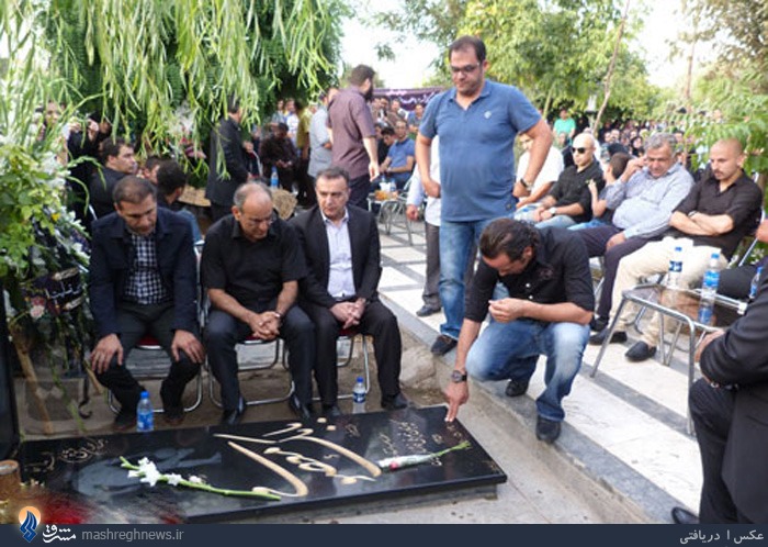 عکس/ علی‌کریمی بر مزار بابک‌ معصومی