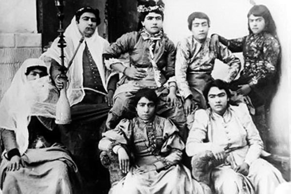  خرافه‌گرایی و زنان عصر قاجار