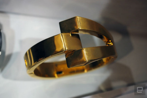 کمپانی Wisewear دستبندی ارائه داده که درون آن یک زنگ خطر تعبیه شده است