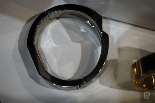 کمپانی Wisewear دستبندی ارائه داده که درون آن یک زنگ خطر تعبیه شده است