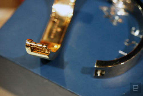 کمپانی Wisewear دستبندی ارائه داده که درون آن یک زنگ خطر تعبیه شده است