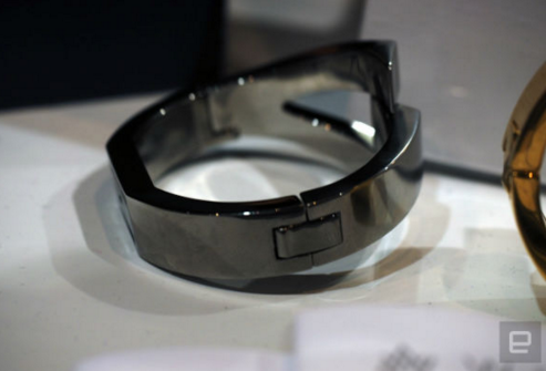 کمپانی Wisewear دستبندی ارائه داده که درون آن یک زنگ خطر تعبیه شده است
