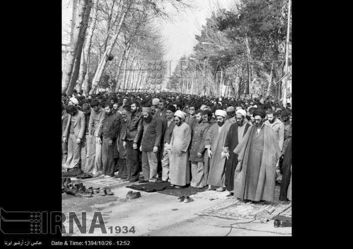 عکس/ نخستین نماز جمعه به امامت آیت الله خامنه ای سال 1358