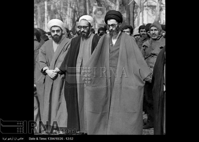 عکس/ نخستین نماز جمعه به امامت آیت الله خامنه ای سال 1358