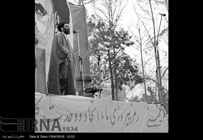 عکس/ نخستین نماز جمعه به امامت آیت الله خامنه ای سال 1358