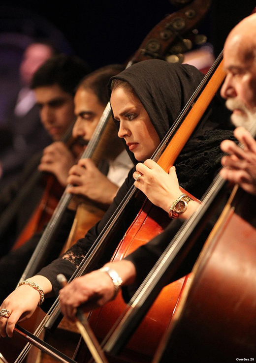 نوازندگی خانم بازیگر همراه با فرهاد فخرالدینی در ارکستر ملی