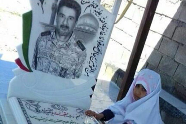 جشن تکلیف دختر در کنار مزار پدر شهید