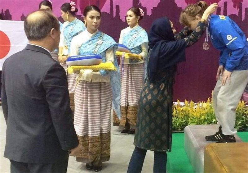 اهدای مدال کشتی‌گیران زن، توسط بانوی ایرانی