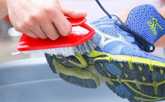 تمیز کردن کفش‌های قیری